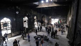 صحفيون يتفقدون مسجد تضرر خلال المواجهات الأخيرة بين الأمن والمحتجين