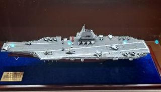 مجسم لحاملة الطائرات الصينية فوجيان