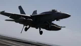 مقاتلة أمريكية تقلع من حاملة طائرات