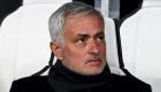 اقتحموا الملعب.. مورينيو يواجه 200 مشجع غاضب