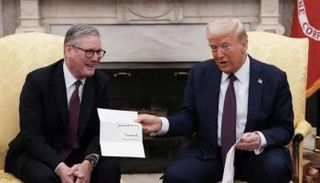 ترامب وستارمر في لقاء سابق