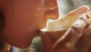 ماذا يحدث للجسم عند شرب الماء الساخن صباحا؟