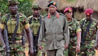 الرئيس موسيفيني وسط عناصر من الجيش الأوغندي 