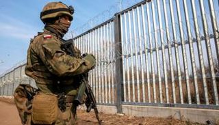 جنود بولنديون على الحدود