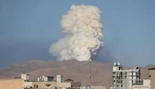 أعمدة دخان في إيران جراء غارة جوية - أرشيفية