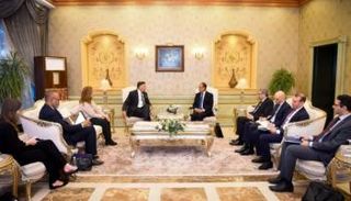 جانب من اللقاء بين بدر عبد العاطي وكريستوفر لاندو ن