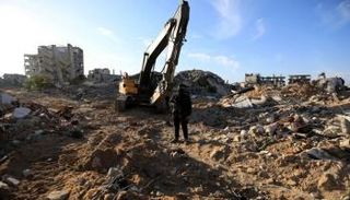 أحد عناصر حماس يقف على مكان يُعتقد أنه يحوي رفات رهينة إسرائيلية 