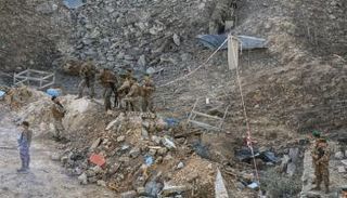 جنود لبنانيون يتفقدون موقع غارة إسرائيلية استهدفت مبنى جنوب لبنان