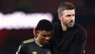 &laquo;الركنيات أملهم الوحيد&raquo;.. نجم مانشستر يونايتد يسخر من أرسنال (صور)