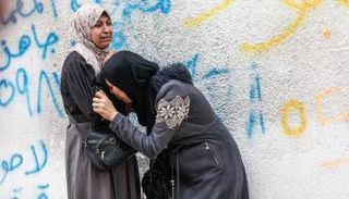 نساء يبكين بعد مقتل أربعة فلسطينيين بنيران إسرائيلية في غزة