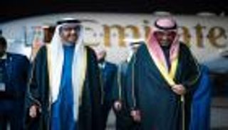 عبدالله بن زايد يصل إلى الكويت في زيارة عمل