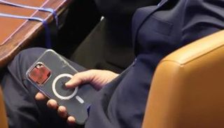 ملصقات على هاتف نتنياهو 