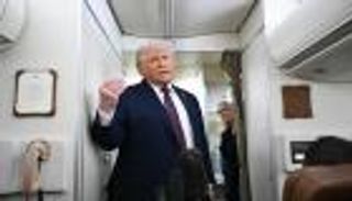 أسطول أمام إيران ودبلوماسية لم تُغلق.. ترامب يلوح بالقوة ويغازل الصفقة