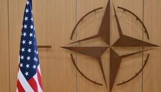 علم أمريكا وشعار حلف الناتو 