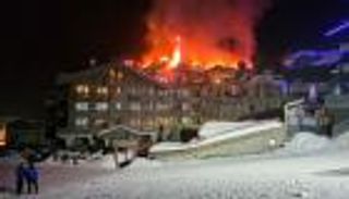 صور حريق الفندق الفاخر في فرنسا.. مخاوف من &laquo;عدوى النيران&raquo;