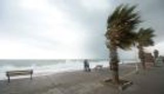 بسبب الرياح شديدة والأمطار.. الجزائر تعلّق الدراسة 