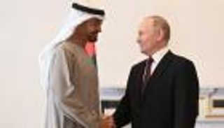 حفاوة استقبال بدأت من الجو.. رئيس دولة الإمارات يصل روسيا
