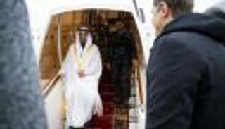 حفاوة استقبال بدأت من الجو.. رئيس دولة الإمارات يصل روسيا (صور)