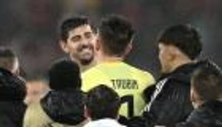 صدمة.. كورتوا يحتفل مع حارس بنفيكا في دوري أبطال أوروبا (فيديو)