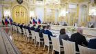 محمد بن زايد وبوتين يبحثان جوانب التعاون المشترك والقضايا الإقليمية 