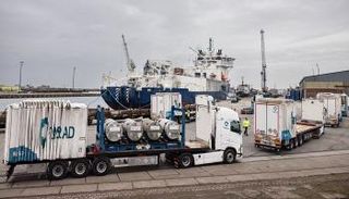 تفريغ أسطوانات اليورانيوم الروسي في ميناء دونكيرك، شمال فرنسا