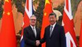 زيارة ستارمر إلى بكين.. فرص اقتصادية واعدة وسط صخب الرسوم