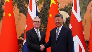 الرئيس الصيني شي جين بينغ ورئيس وزراء بريطانيا كير ستارمر