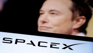 الملياردير الأمريكي إيلون ماسك وشعار شركته «سبيس إكس»