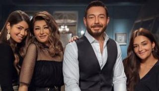 أحمد زاهر رفقة ابنتيه ليلى وملك وزوجته
