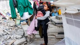 فتاة في مخيم للنازحين بغزة