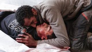 فلسطيني يودع أحد أفراد عائلته الذي قُتل بنيران إسرائيلية في غزة