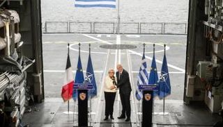 وزيرا دفاع اليونان وفرنسا على متن فرقاطة فرنسية الصنع