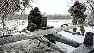 جنود مع إحدى المسيرات في أوكرانيا