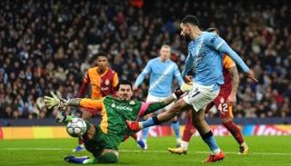 آيت نوري أمام غلطة سراي