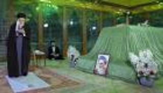 مرشد إيران يكسر أيام الغياب بظهور علني في مرقد الخميني