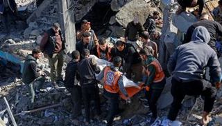 فرق الدفاع المدني في غزة تنتشل جثمان قتيل فلسطيني في قصف إسرائيلي