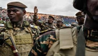 الجنرال عبد الرحمن تياني يحيي مواطنيه الذين تجمعوا في أكبر ملعب بنيامي