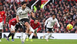 راؤول خيمينيز في مباراة مان يونايتد ضد فولهام