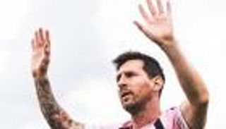 في حضور صاحب &laquo;ركلة العقرب&raquo;.. ميسي يتسبب في بكاء مشجع (فيديو)