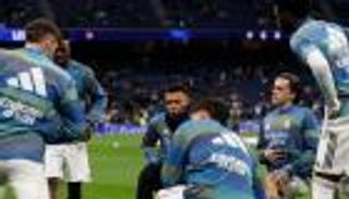 رداً على &laquo;معجزة&raquo; بنفيكا.. جمهور ريال مدريد يعاقب لاعبيه بالصافرات (فيديو)