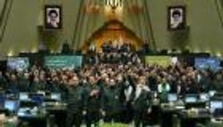 بزي الحرس الثوري.. برلمان إيران يصنف الجيوش الأوروبية &laquo;إرهابية&raquo;