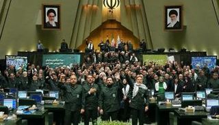 أعضاء البرلمان الإيراني بزي الحرس الثوري
