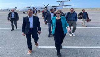 رئيسة البعثة الدبلوماسية الأمريكية في فنزويلا لدى وصولها إلى مطار مايكيتيا