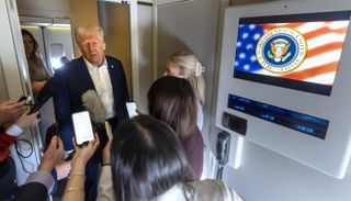 ترامب يتحدث إلى الصحفيين على متن طائرة الرئاسة الأمريكية "إير فورس ون".