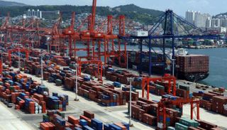 سفن الشحن ترسو على رصيف ميناء بوسان في كوريا الجنوبية