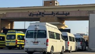 سيارات إسعاف على الجانب المصري من المعبر