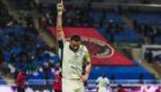 &laquo;مرفوع الرأس&raquo;.. رسالة بنزيما إلى جمهور الاتحاد بعد الانتقال للهلال