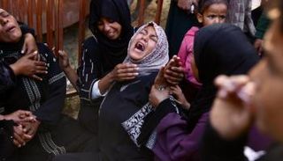 نساء فلسطينيات في غزة يبكين أحبة لهن سقطوا بنيران إسرائيلية