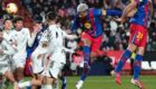 احتفال أم ندم؟.. حكم مباراة ألباسيتي وبرشلونة يثير الجدل (فيديو)