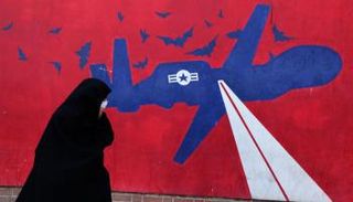 طائرة أمريكية بدون طيار مرسومة على جدار سفارة واشنطن بطهران